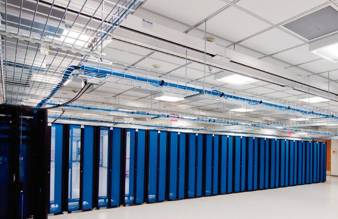 Imagen que representa un centro de datos con servidores que desarrollamos a medida y/o mejoramos como Total Redes para conectar a la más alta velocidad tu negocio al mundo.