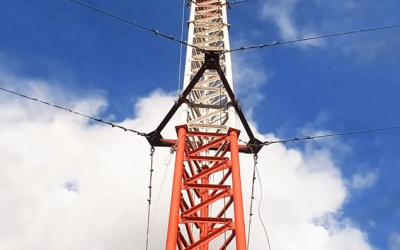 Fotografía que muestra una torre arriostrada blanca y roja de 15 metros.