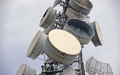 Fotografía de un zoom detallado de una torre arriostrada de telecomunicaciones.