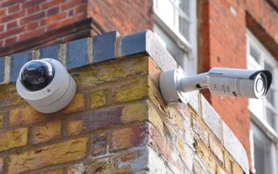 Imagen que representa la solución CCTV en un cruce de calle en una esquina con una cámara domo y en la otra cámara bullet implementada por Total Redes.