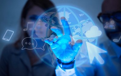Fotografía mostrando un holograma de un globo y un cursor representando la red virtual privada corporativa.